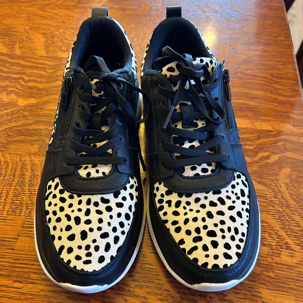 Vionic Remi Leopard Print Casual Comfort Walking Lace Up Sneakers.  Size 8.5